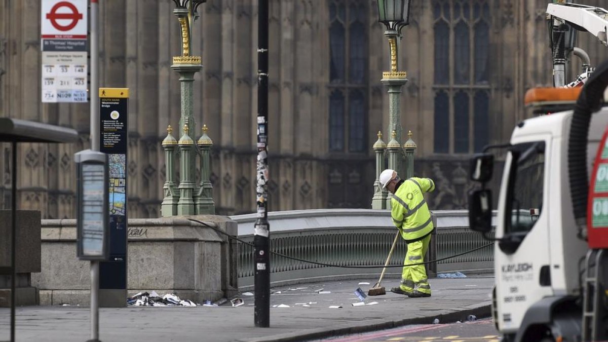 Membres dels serveis d'emergència continuen amb les seves tasques al pont de Westminster a Londres.