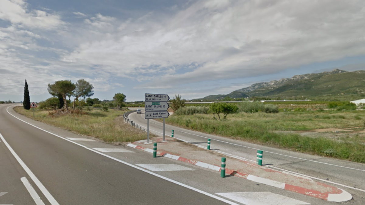 Salida de la N-340 a Sant Carles de la Ràpita, donde se ha producido el accidente.