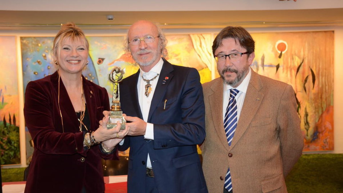 Elvira Ferrando y Joan Blázquez sostienen el trofeo de los Premios Foro Comercio.