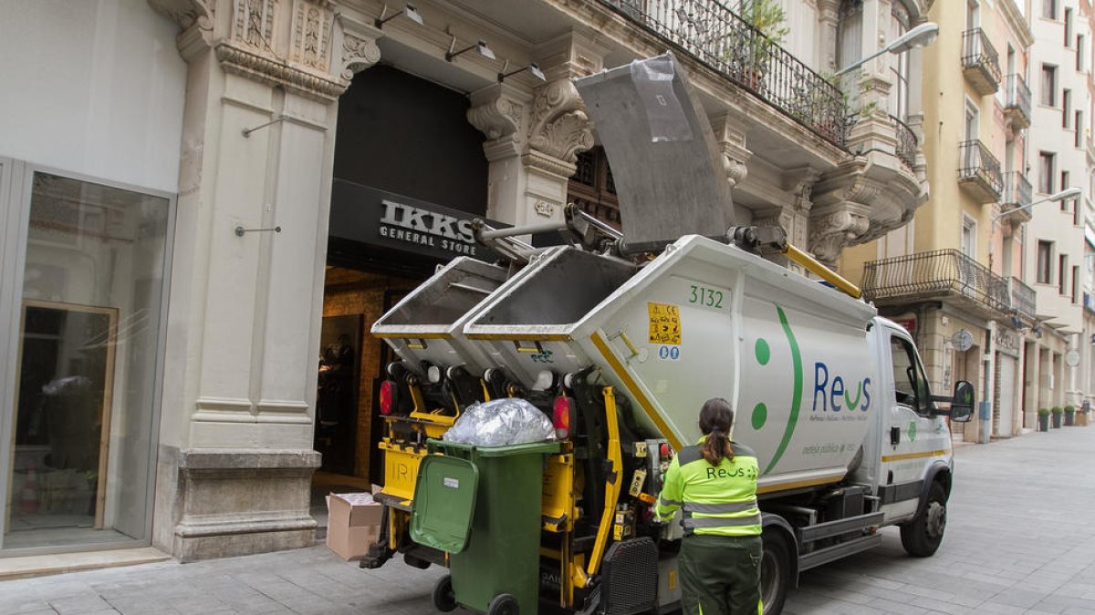 Uno de los camiones que realiza trabajos en el centro de Reus.