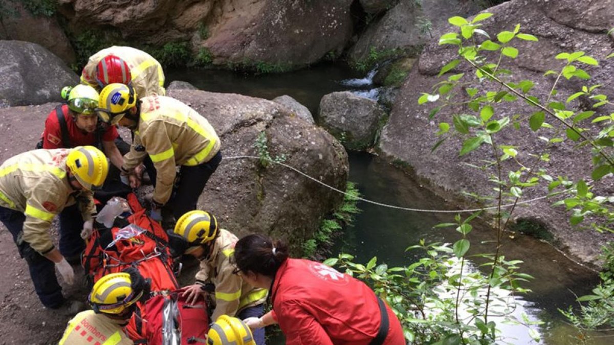 Plano abierto de los servicios de emergencias rescatando a la víctima.