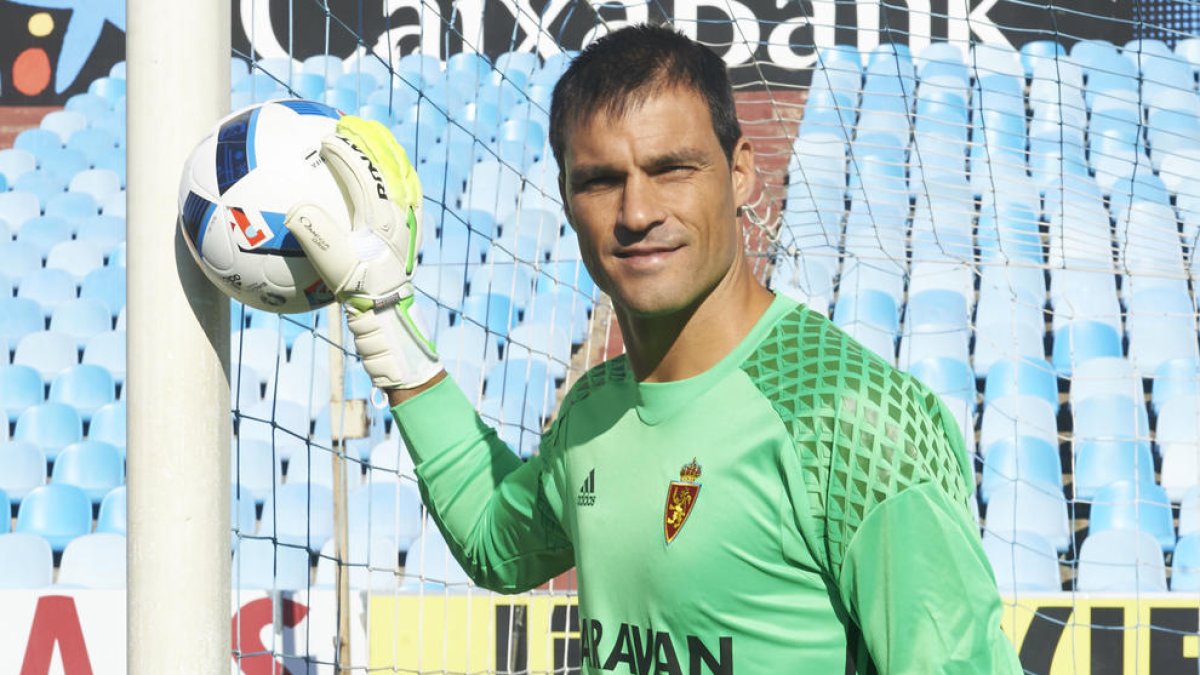 Saja, con la camiseta del Zaragoza, club al cual ahora pertenece. El meta será titular el domingo contra el Nàstic.