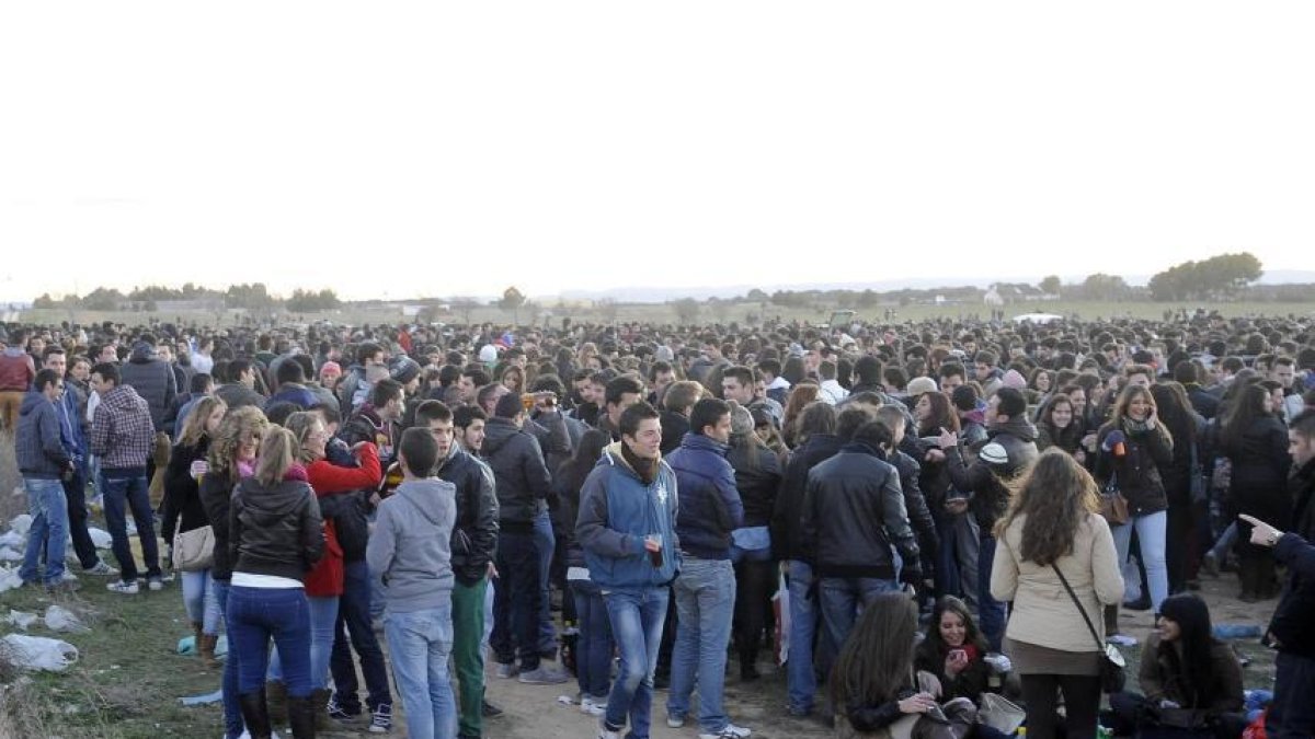 Miles de jóvenes pudieron participar en una fiesta de consumo de alcohol en la calle.