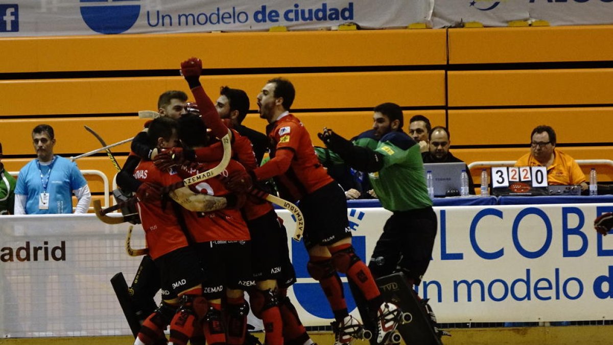 Los jugadores del Reus, celebrando el paso.