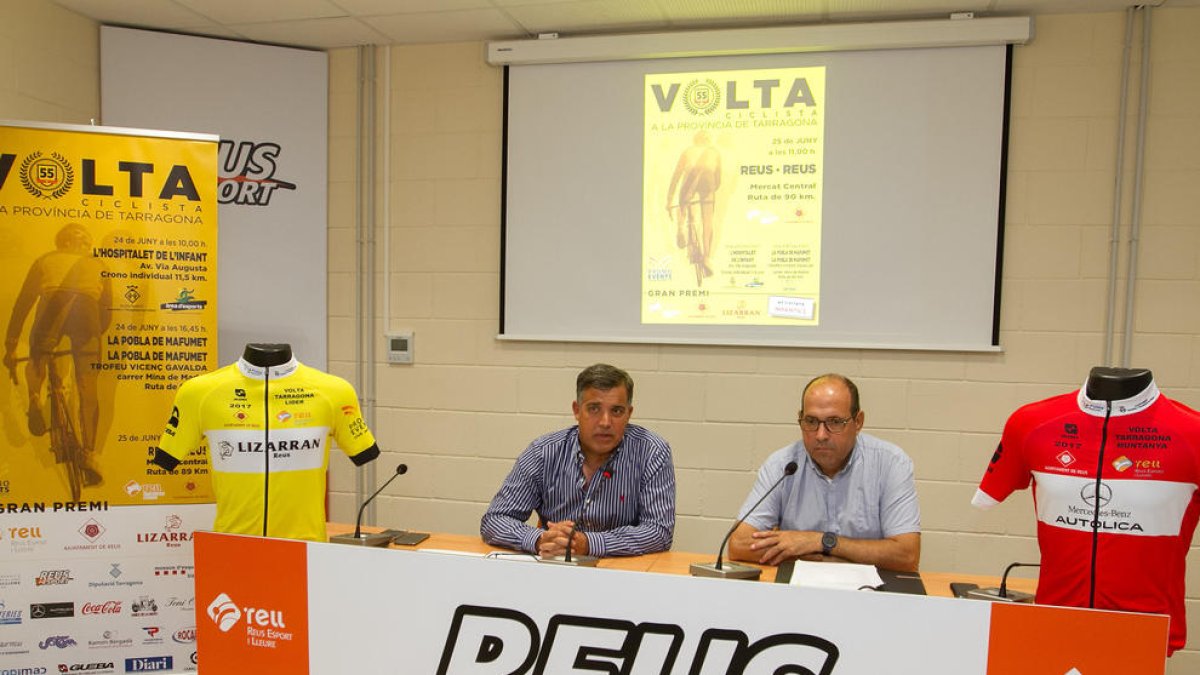 El concejal de Deportes, Jordi Cervera, y el director de la Vuelta, Joan Carles Ferran, en la presentación.