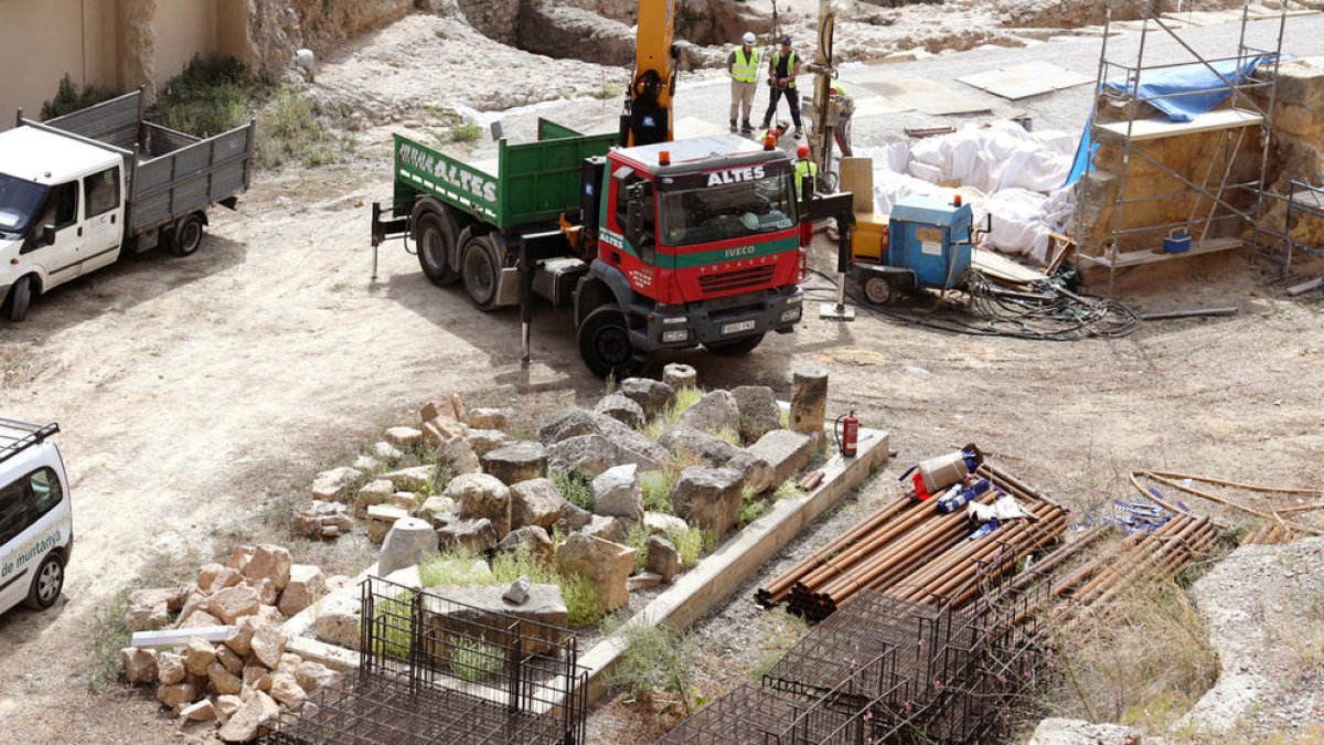 En primer terme, les peces de la càvea i, al fons, instal·lació de la màquina perforadora.