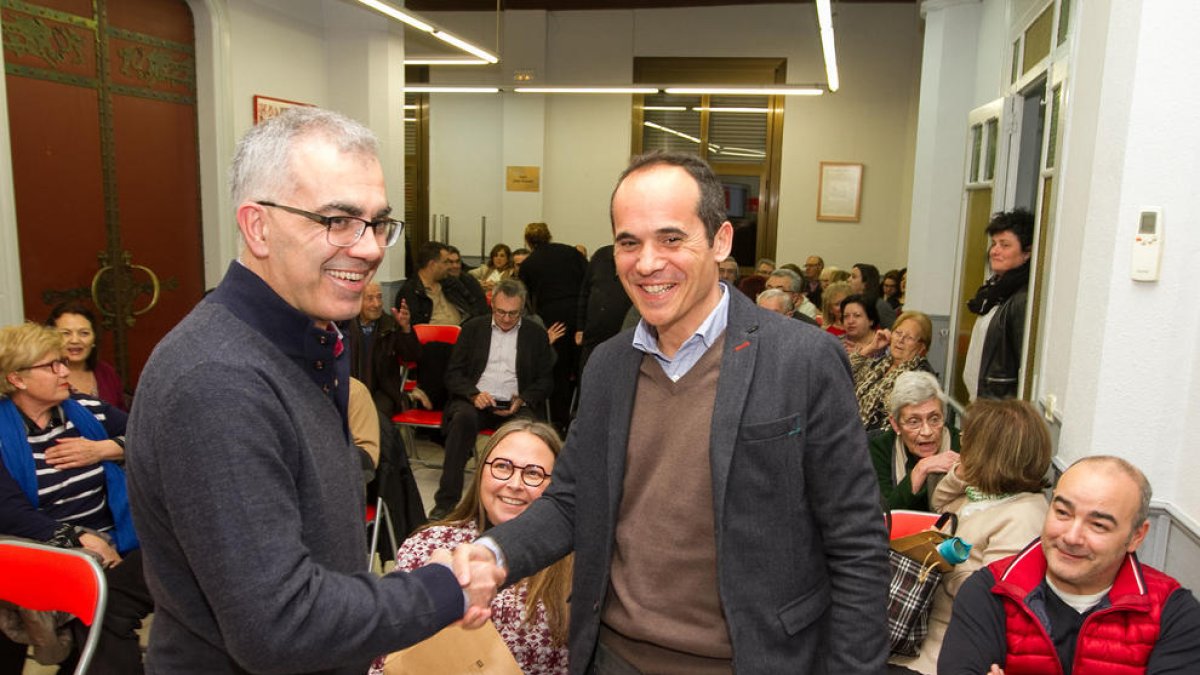 Martín y Vallès encajan las manos al inicio de la reunión de ayer, a local de la plaza del Castell.