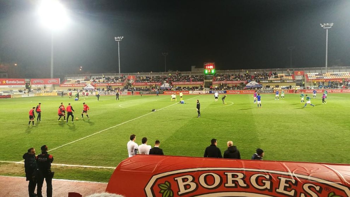 Los jugadores, a punto para empezar el partido.