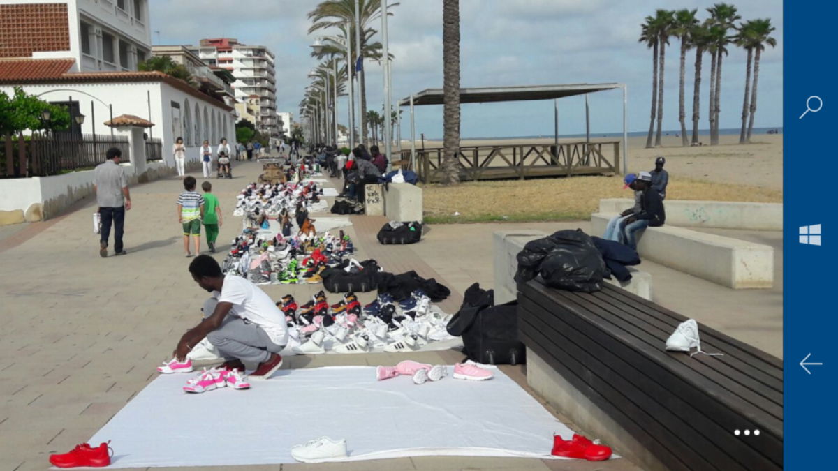 Imagen de numerosas 'paradas' de top manta en el paseo marítimo de Coma-ruga.