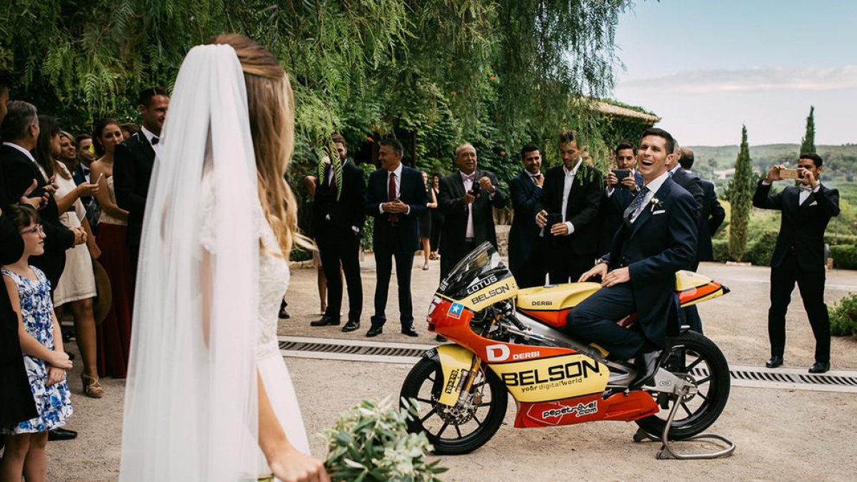 Olivé a sobre d'una moto el dia del casament.