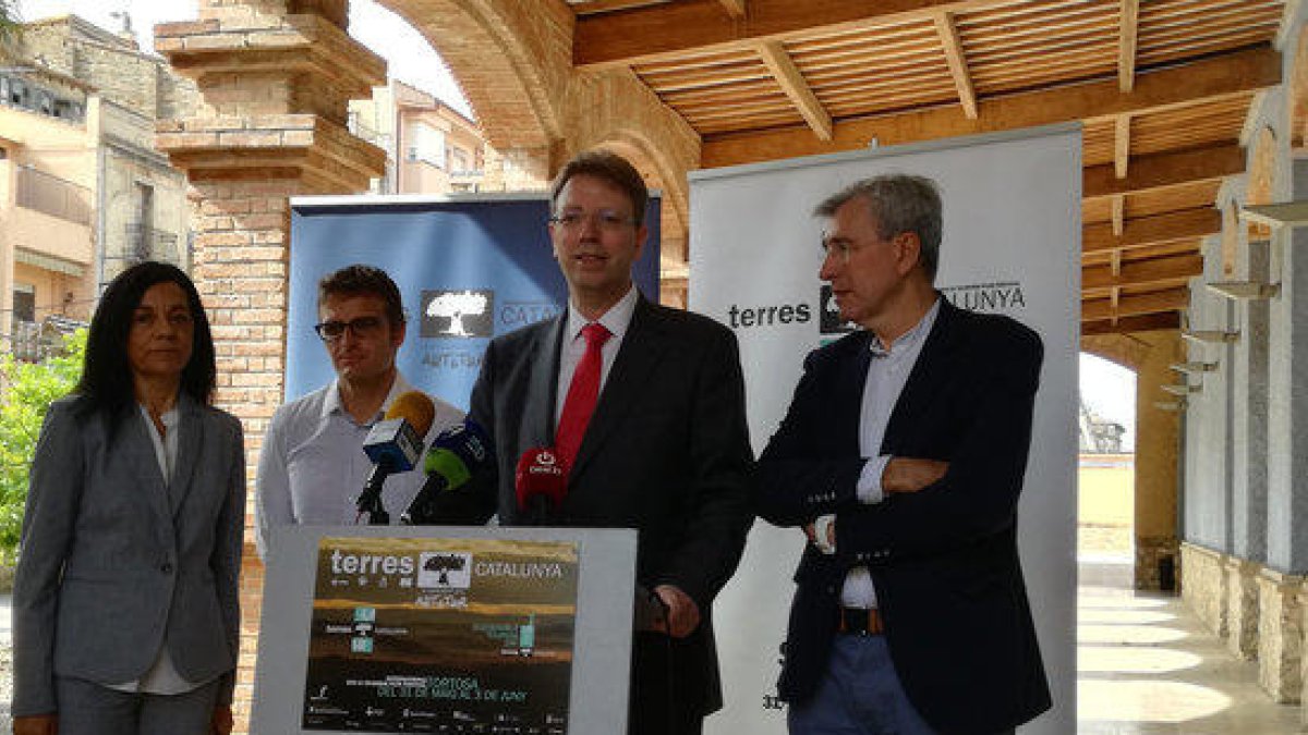 Pla americà de Mercè Miralles, directora dels serveis territorials d'Empresa; Santi Valldepérez, organitzador de terres Catalunya; Ferran Bel, alcalde de Tortosa; i Josep Felip Monclús, primer tinent d'alcalde de Tortosa.