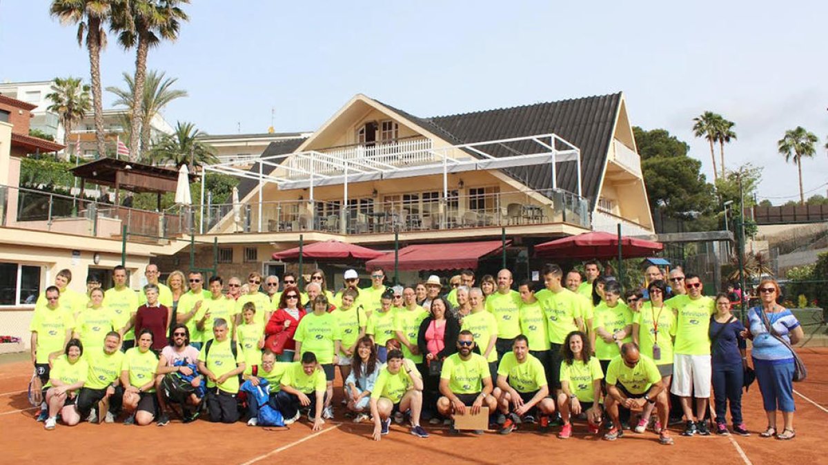 Una imatge de família de tots els participants en el torneig.