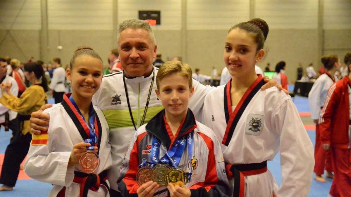 Els esportistes del gimnàs de Reus amb les medalles aconseguides.