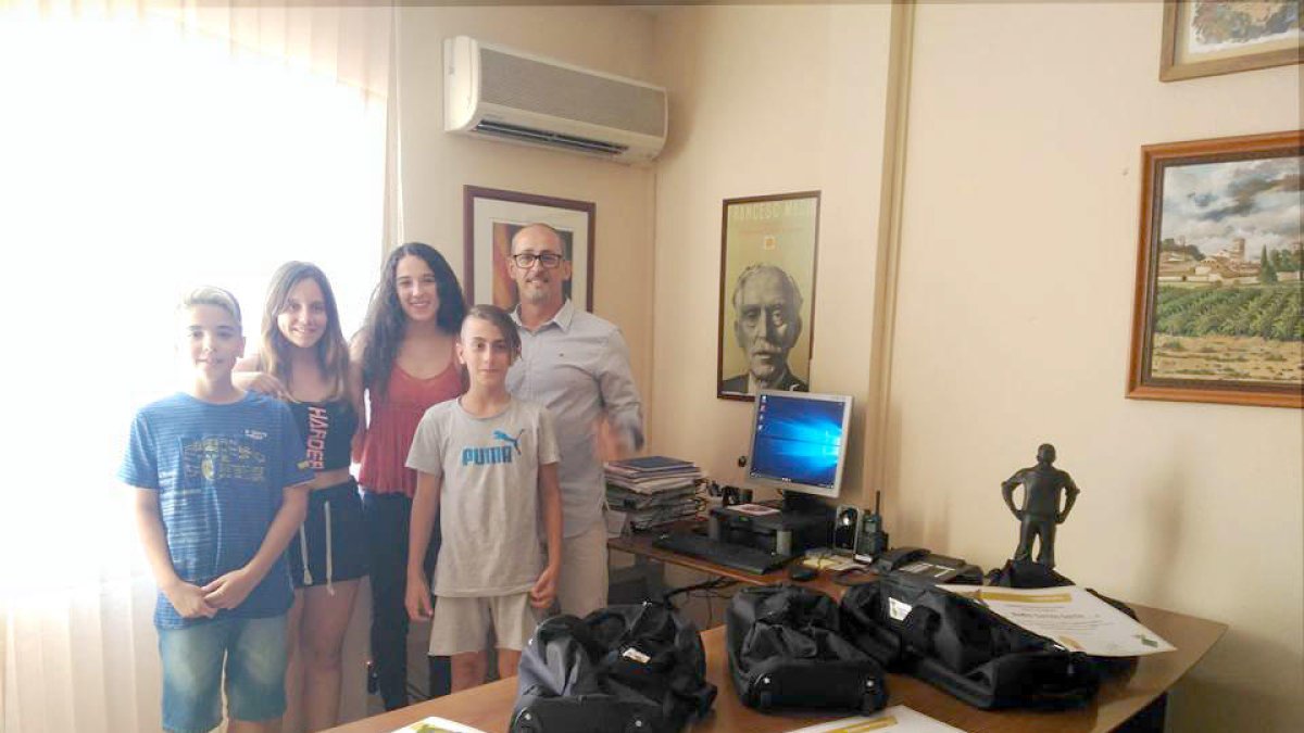 D'esquerra a dreta: Isaac Vives, Ainhoa Rivero, Nadia Garrido, Kevin Rivero i l'alcalde de Banyeres, Amadeu Benach