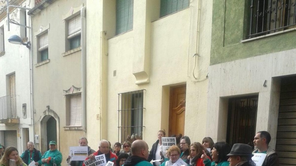 Imatge dels membres de la PAH Baix Gaià protestant davant l'Ajuntament de la POble de Montornès.