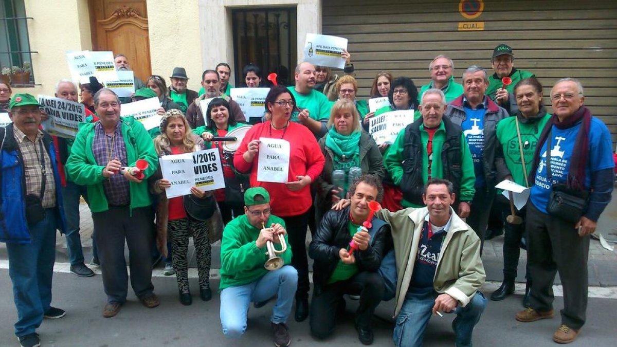 Miembros de la PAH Bajo Gaià que han participado en la protesta.
