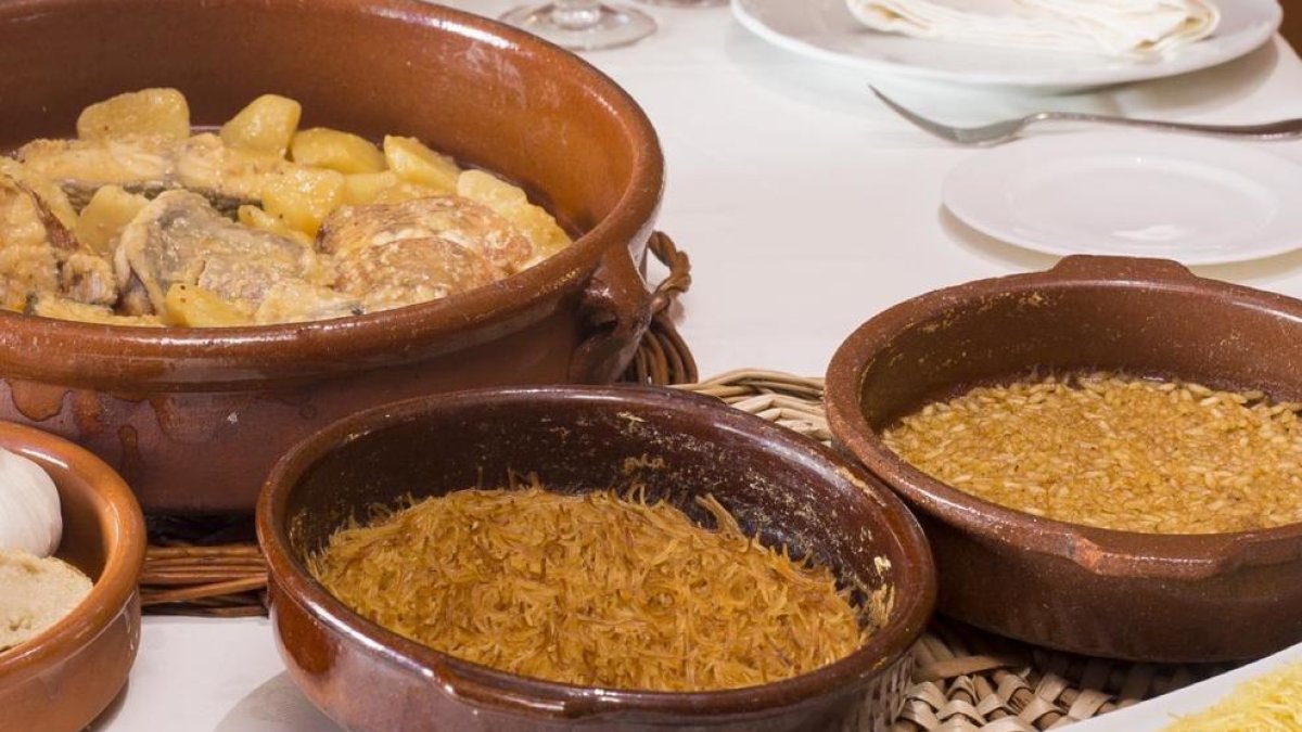 La actividad da a conocer una receta tradicional formada por dos platos: uno de fideos 'rossos' y una de patatas con rape.