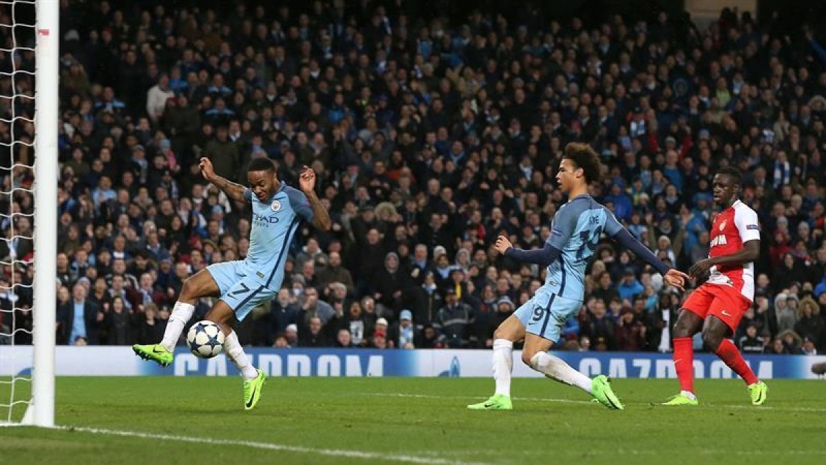 Sané, en el centro de la imagen, durante el partido de Champions.