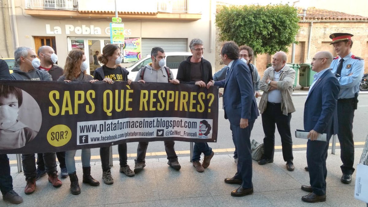 Membres de la CUP conversant amb el conseller Rull a la Pobla quan es va celebrar la Taula Territorial de Qualitat Ambiental del Camp de Tarragona.