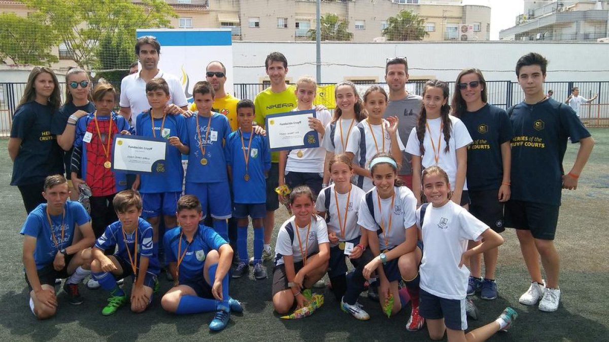 Fotografía de familia de los jugadores de los dos centros que participarán en la final.