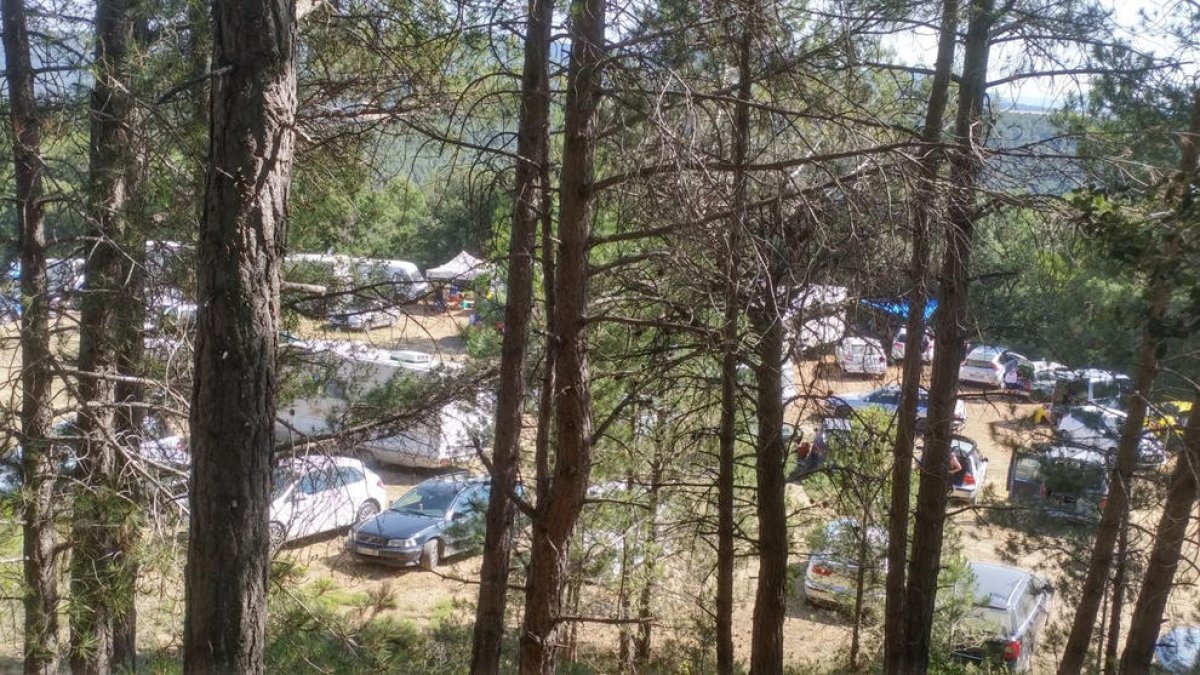 Centenares de coches en un campo de Querol, en el Alt Camp, en una fiesta 'rave' ilegal.