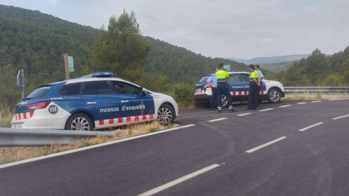 Plano abierto del control policial de los Mossos en la salida de uno de los caminos principales de acceso a la fiesta 'rave' ilegal de Querol.