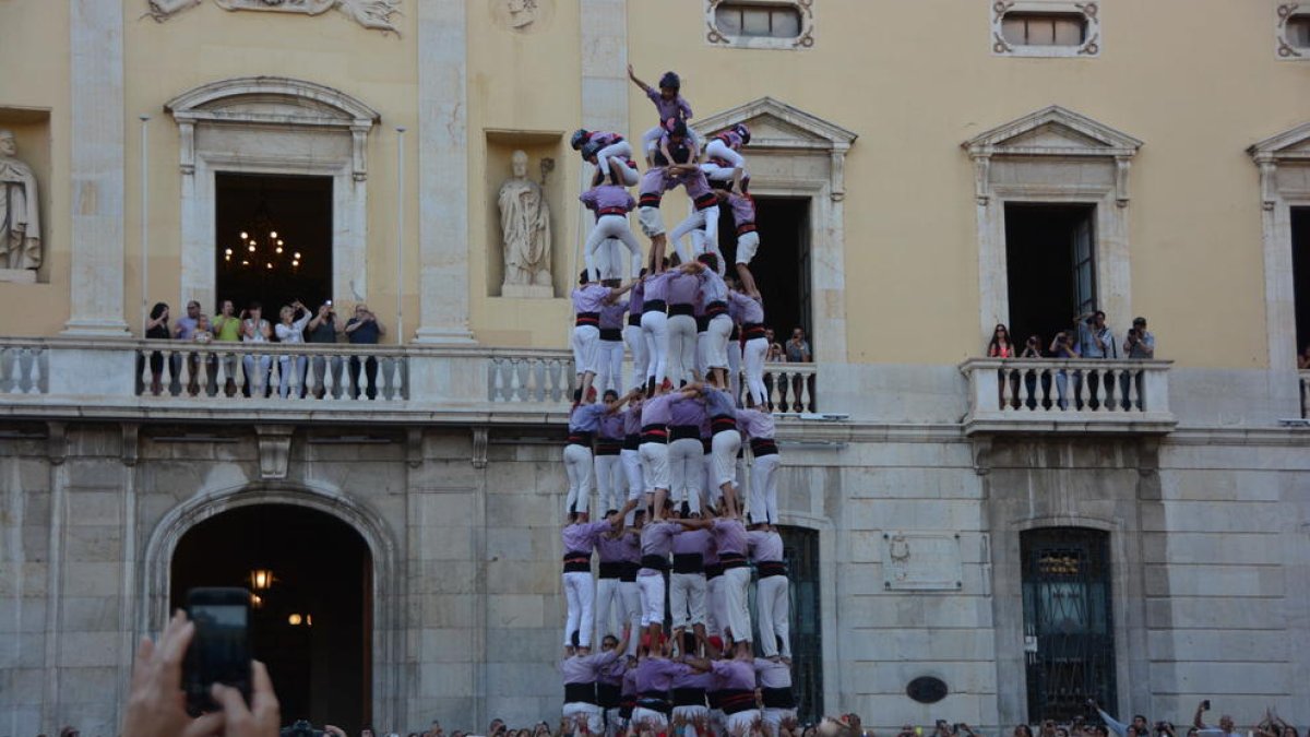 9de8 de la Colla Jove Xiquets de Tarragona descarregat a la tercera ronda durant la diada de Sant Joan.