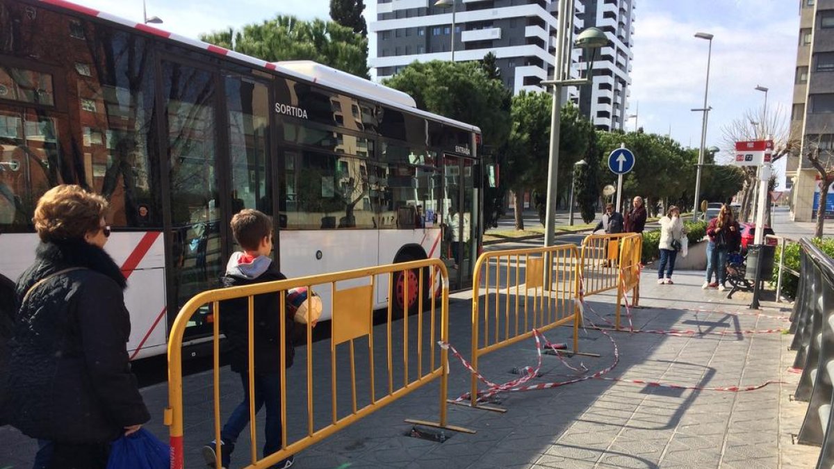 El EMT prevé que la instalación de las nuevas marquesinas quede terminada este mes de marzo.