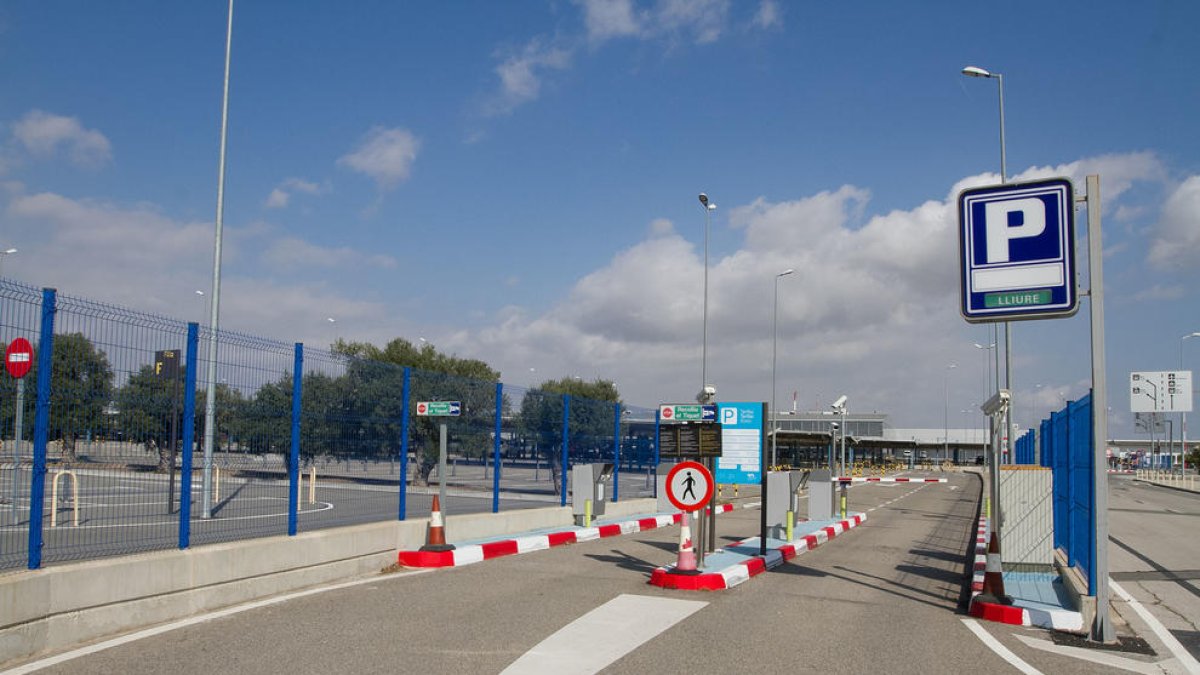 La zona d'aparcament de l'Aeroport de Reus.