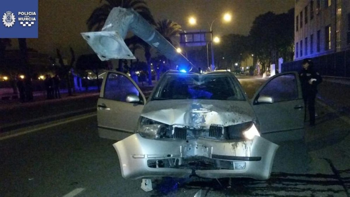 Imagen de cómo quedó el coche después del choque.