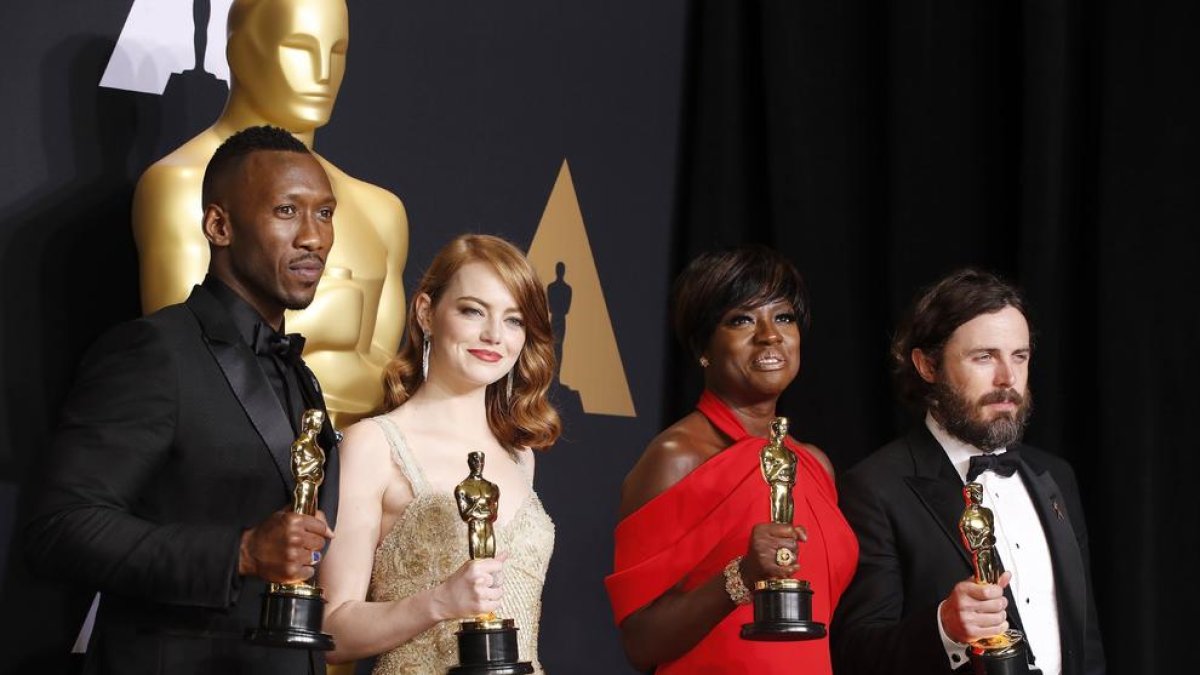 El guaanyador a millor actor de repartiment Mahershala Ali, la guanyadora a millor actriu, Emma Stone, la guanyadora a millor actriu de repartiment Viola Davis i el guanyador a millor actor Casey Affleck posen a la sala de premsa de la 89 edició dels Òscar en el Teatro Dolby de Hollywood, California.