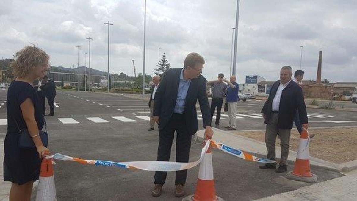 El delegado del Gobierno en las Tierras del Ebro, Xavier Pallarès, acompañado del alcalde de Tortosa, Ferran Bel, ponen en servicio el aparcamiento de turismos.