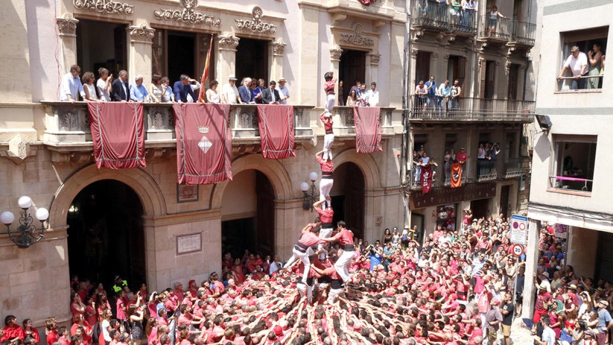 4 de 8 con el pilar del Grupo Viejo de los XIquets de Valls la pasada festividad de Sant Joan.