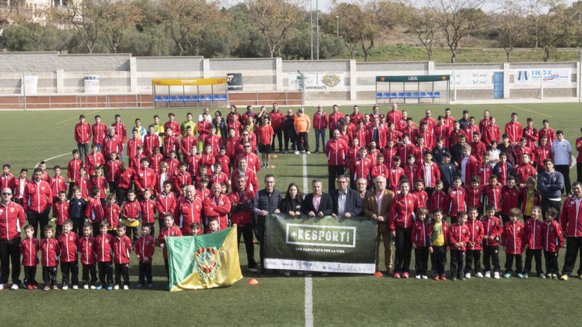 Foto de familia de los equipos que integran el Centre d'Esports Constantí.