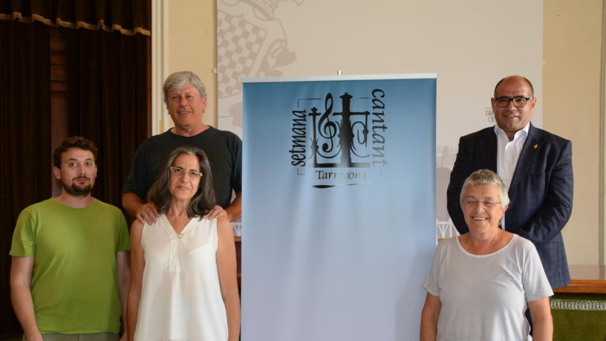 Imagen de los responsables de la Setmana Cantant y el concejal de Cultura, Josep Maria Prats.