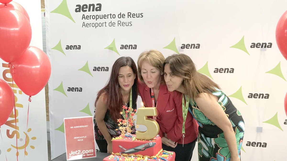 Desirée Fructuoso, jefe de Sección de Serveis Aeroportuàris del aeropuerto de Reus; Catherine Perez, Duty Manager de Jet2.com en Reus y Marta Farrero, Directora Técnica del Patronato de Turismo de Tarragona