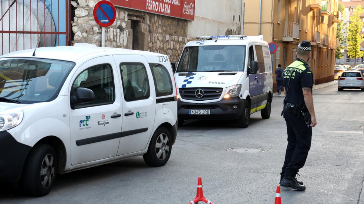 Un agente de la Guardia Urbana de Tarragona en la calle del Mar.