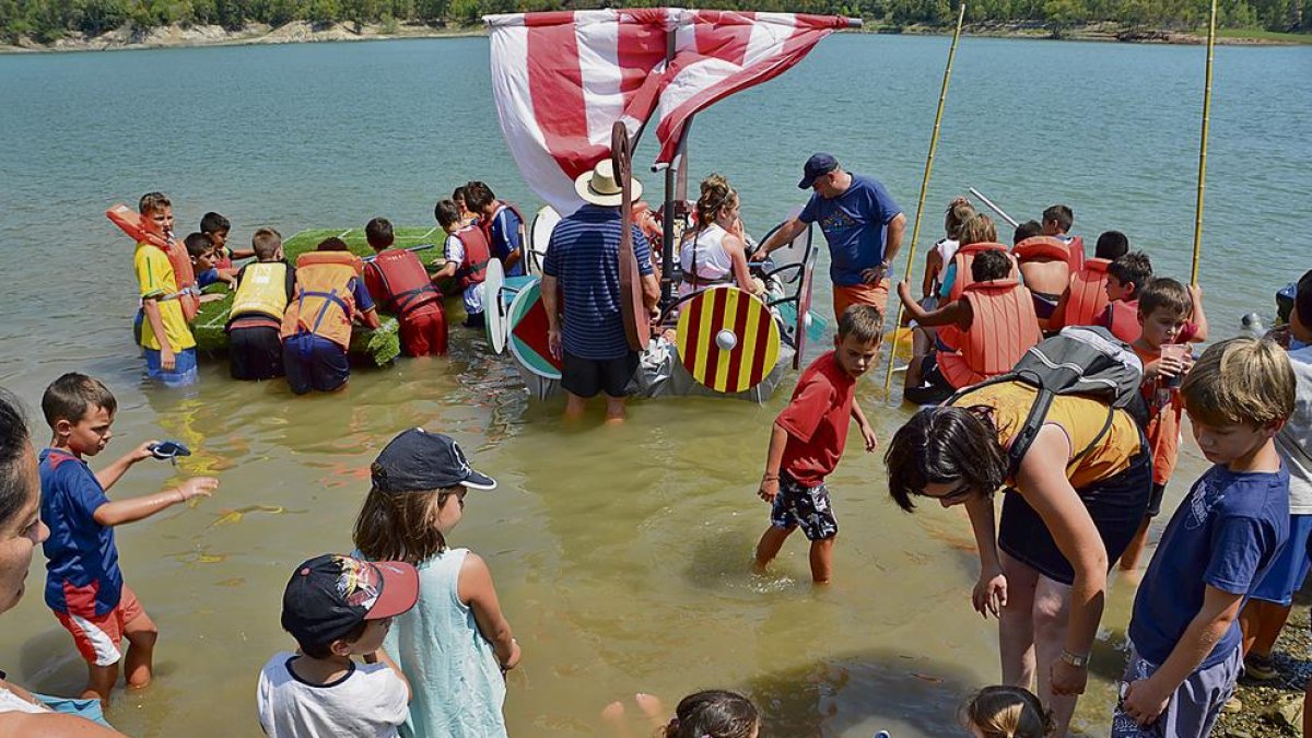 Imagen de archivo de la Travesía de Artilugis Flotants que se hace en el pantano de la localidad.