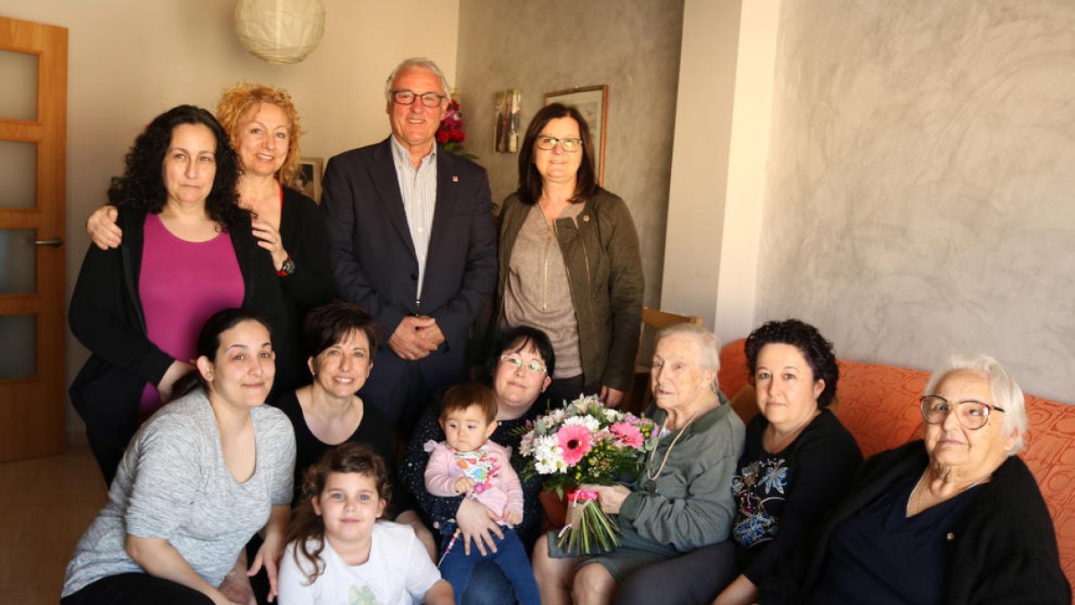 Ana María García amb la seva filla María Luisa, les seves nétes, les besnétes i les rebesnétes, juntament amb Camí Mendoza i Francesc Tarragona.