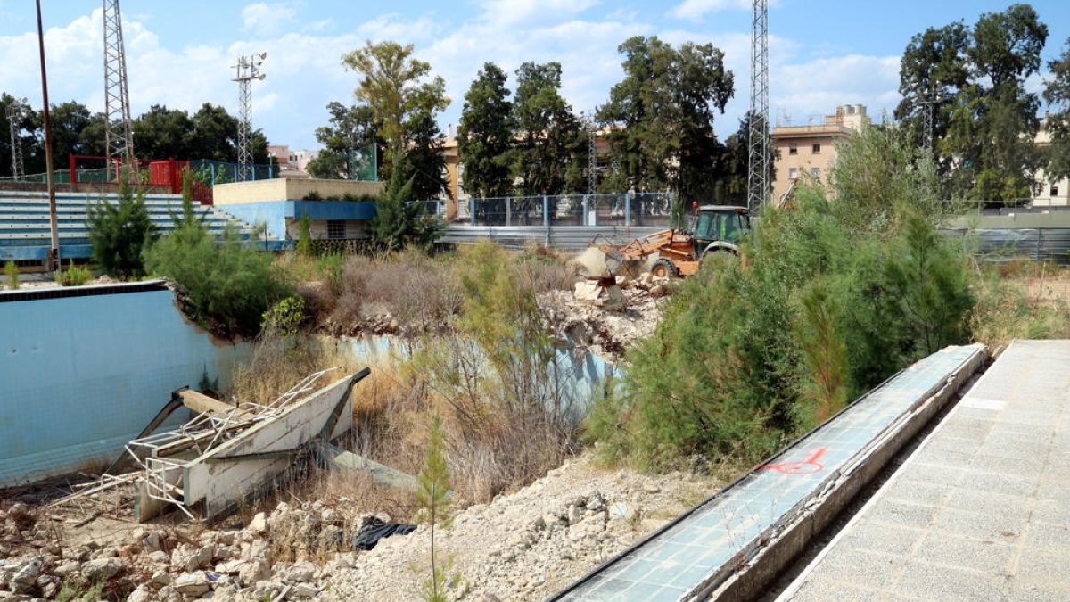 Las antiguas piscinas de Tortosa, donde la primera excavadora ha empezado a trabajar para construir el nuevo complejo de aguas.