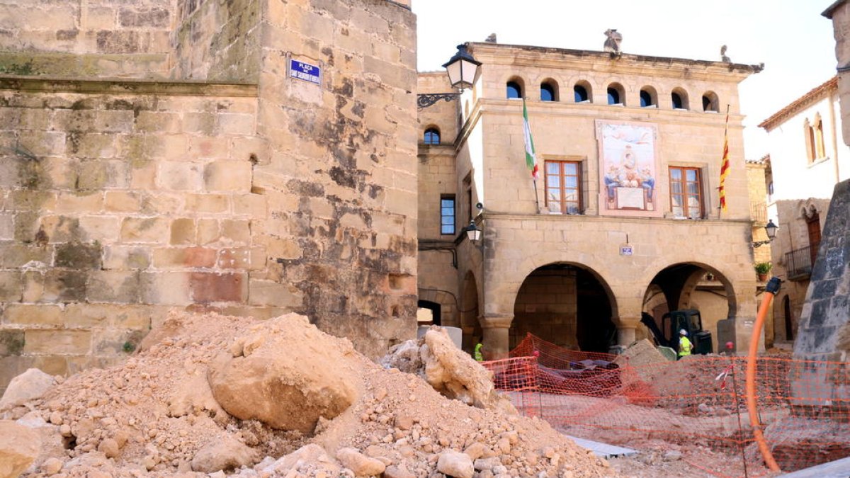 Montón de escombros sobre el punto donde se ha localizado la base de la antigua cruz de término en el casco antiguo de Horta de Sant Joan, donde se ejecutan obras de mejora de las calles y plazas.