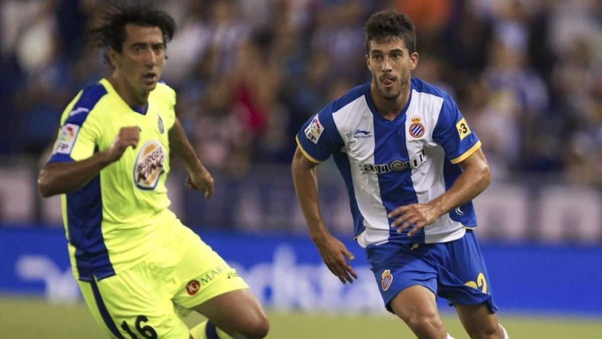 A la dreta, el futbolista Dídac Vilà durant un partit amb la samarreta de l'Espanyol.