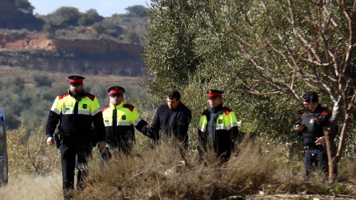 Agents del Mossos d'Esquadra mentre traslladen l'acusat de matar dos agents rurals a Aspa al furgó policial després de la reconstrucció dels fets a la finca on estava caçant