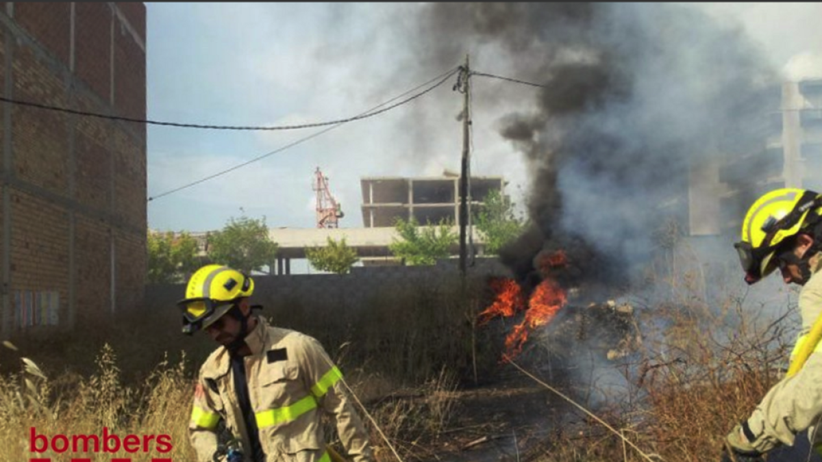 Una dotación de Bomberos ha trabajado en las tareas de extinción del incendio.