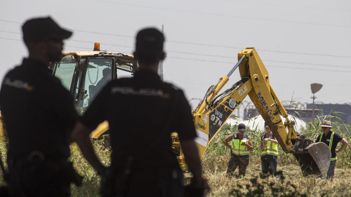 La policia busca el cadàver en uns terrenys situats al costat del tanatori del poble.