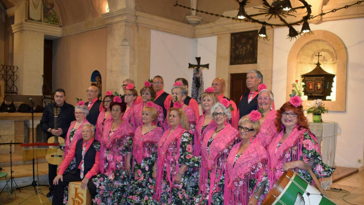 El Coro Rociero Aromas de Azahar de Creixell a la seva actuació a la Missa Rociera a l'església de Sant Jaume de Creixell aquest passat diumenge.