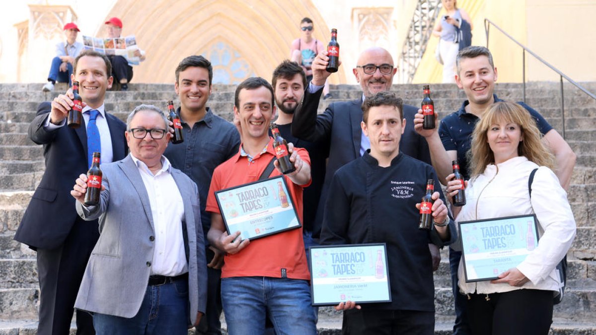 Foto de família dels organitzadors i els guanyadors a les escales de la Catedral.