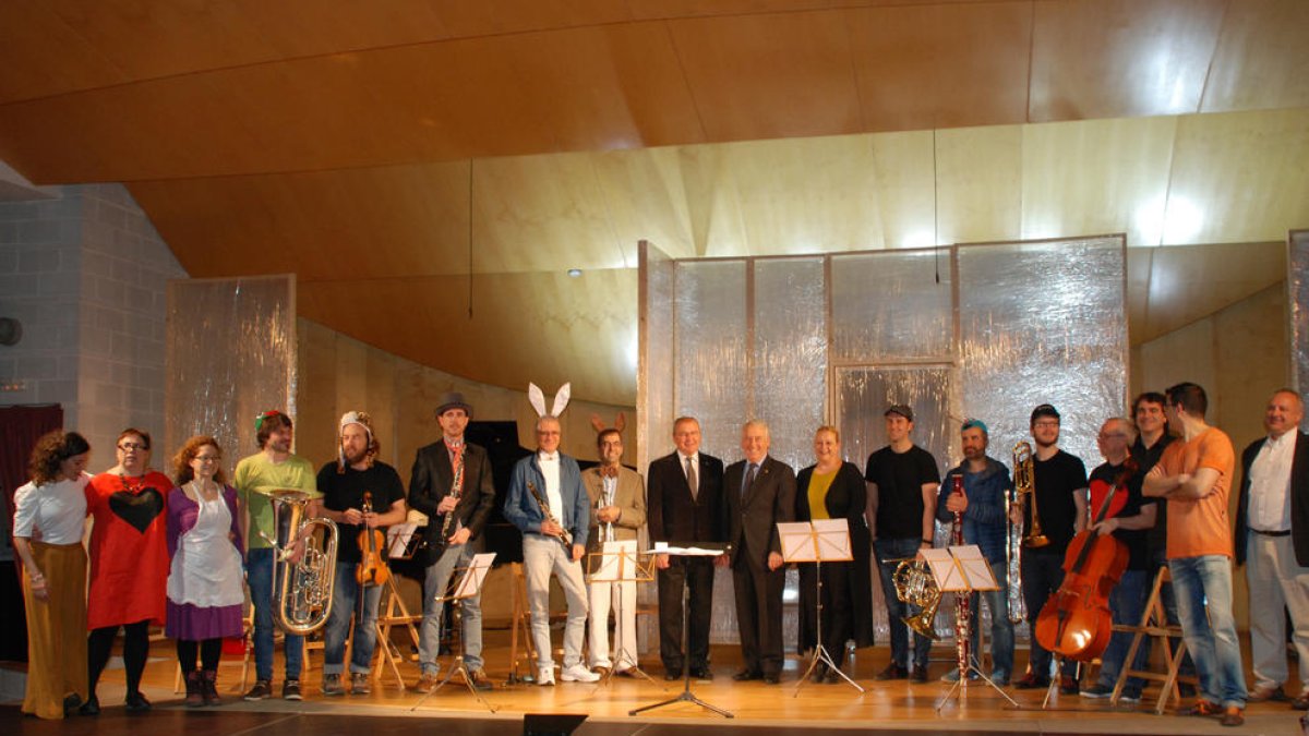 Cada personaje de la obra está asociado a un instrumento, y el argumento está adaptado a la vida cotidiana del Conservatorio.