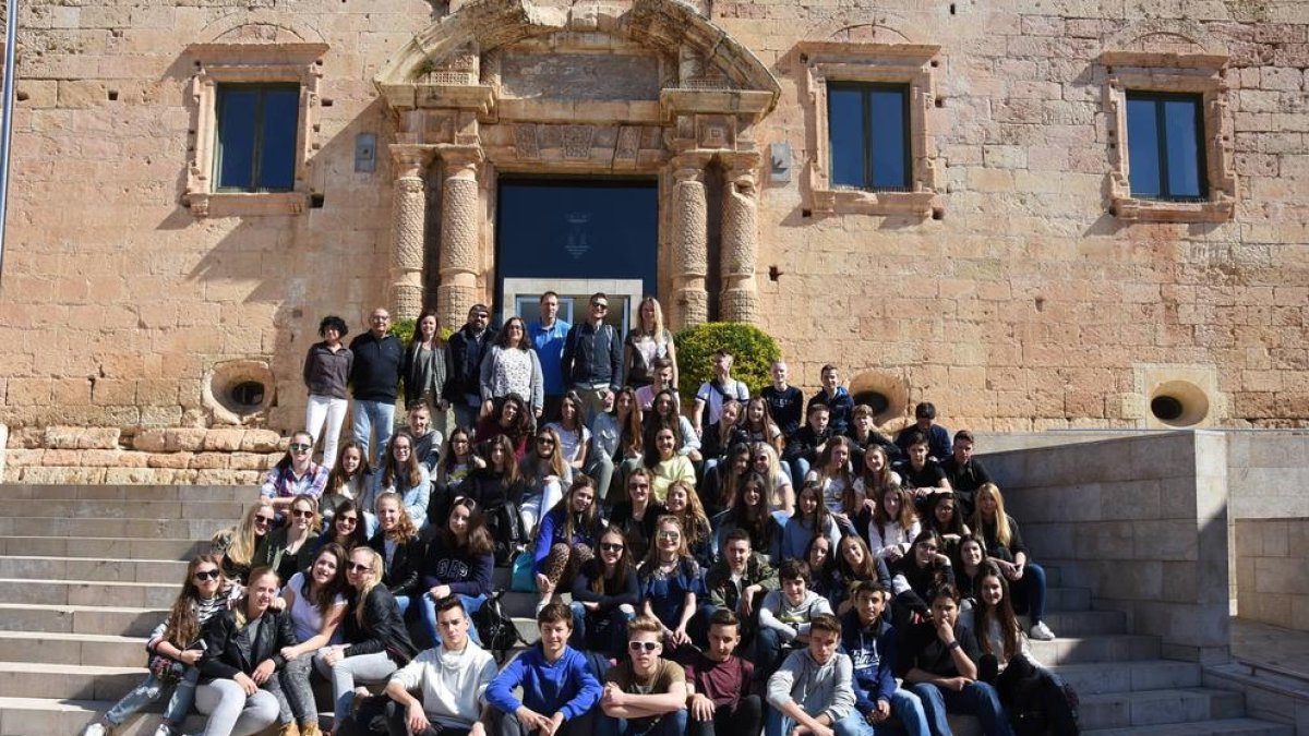 Fotografia de família de la visita a l'Ajuntament.