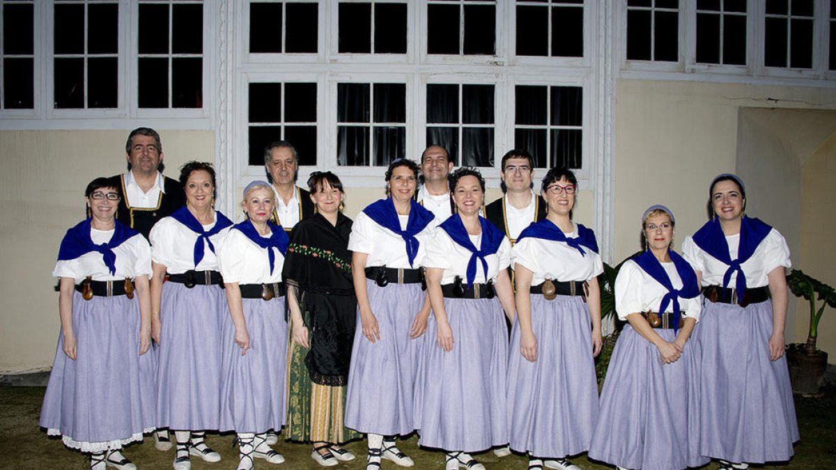 Grup de veterans de l'Esbart Dansaire de Tarragona.